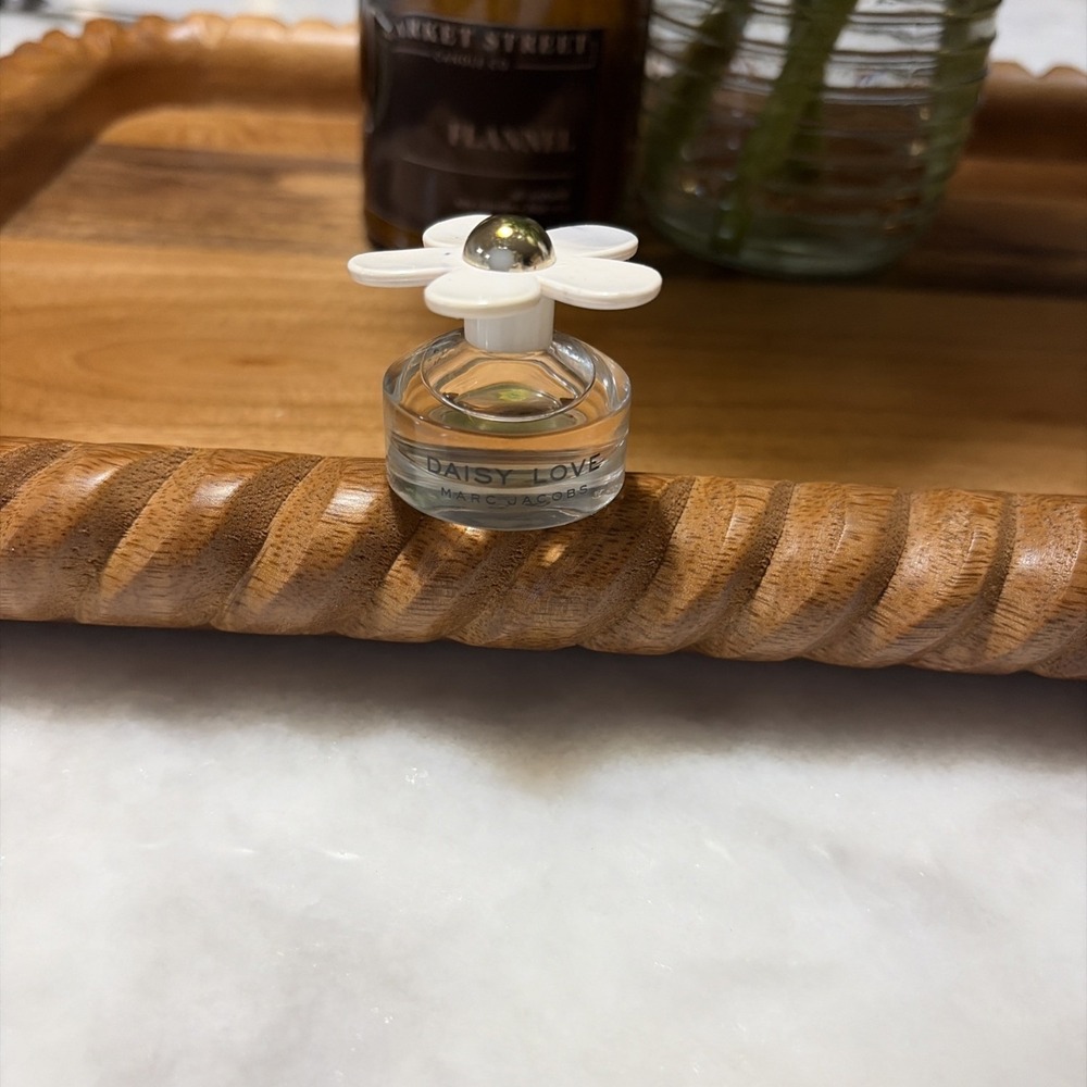Marc Jacobs Daisy Love EDT SPLASH Travel Size .13 oz / 4 ml Mini- SEE PICS